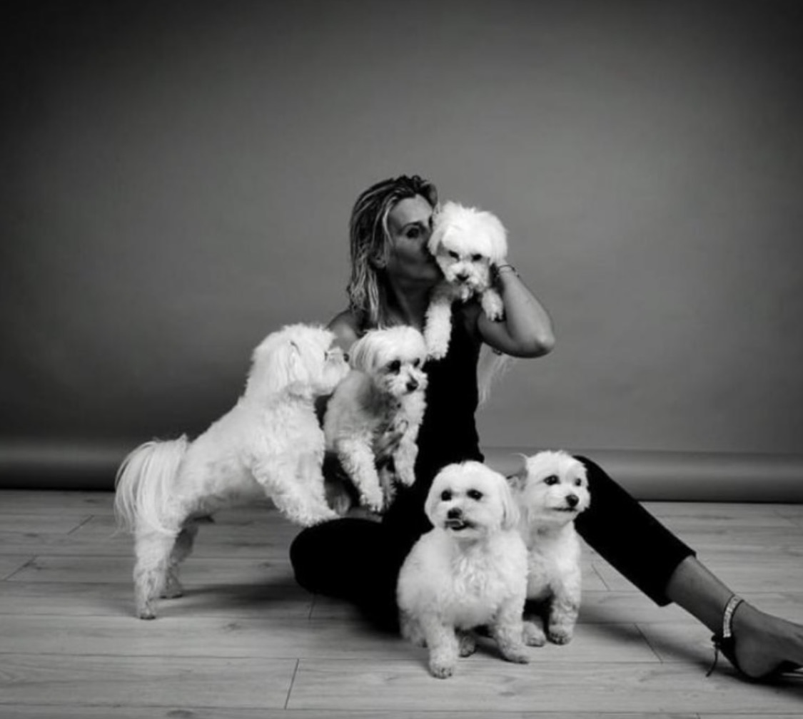 Florence entourée de ses chiens